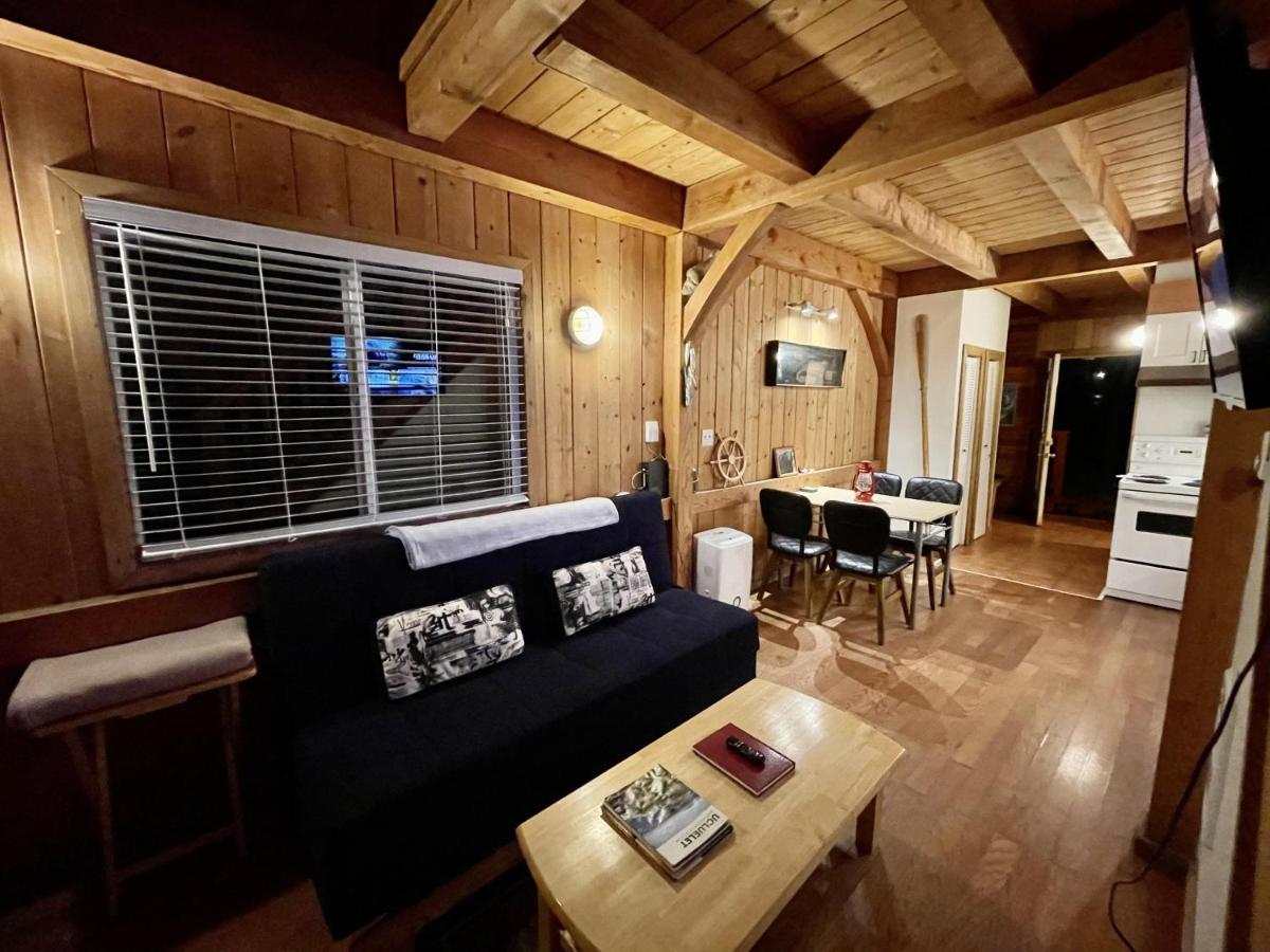Waterfront Timber Frame Cottage! 尤克卢利特 外观 照片