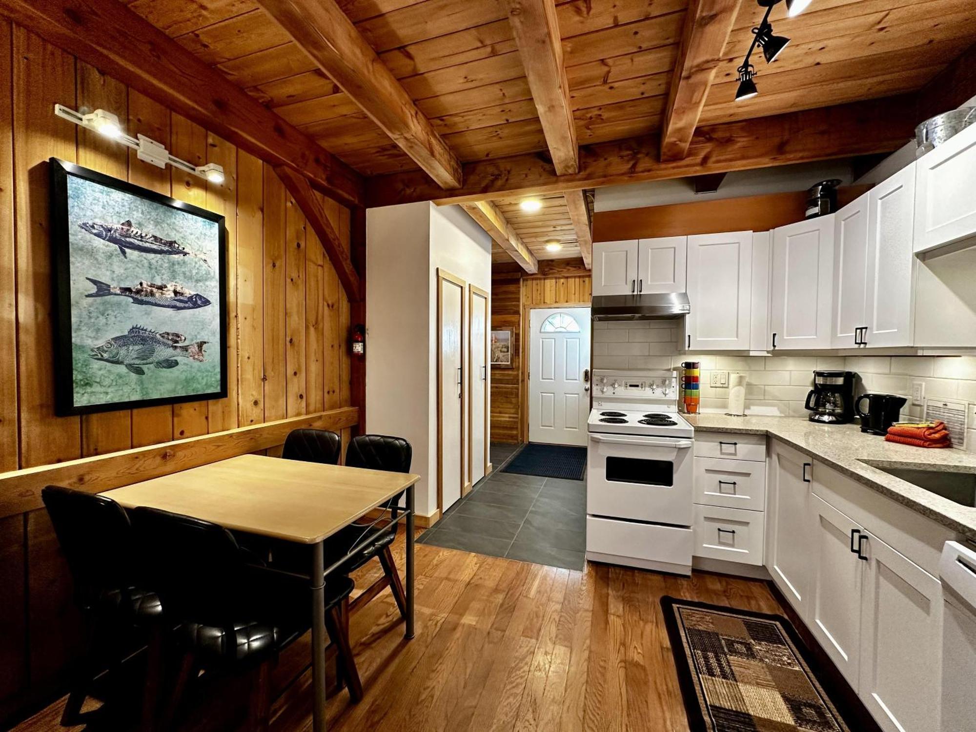 Waterfront Timber Frame Cottage! 尤克卢利特 外观 照片