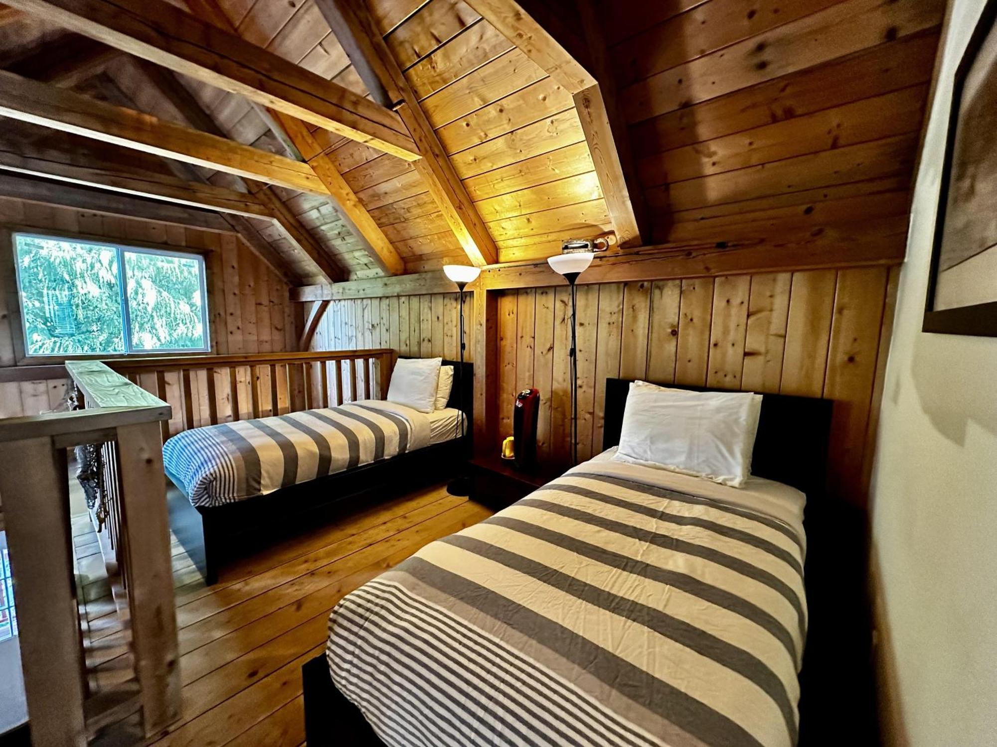 Waterfront Timber Frame Cottage! 尤克卢利特 外观 照片