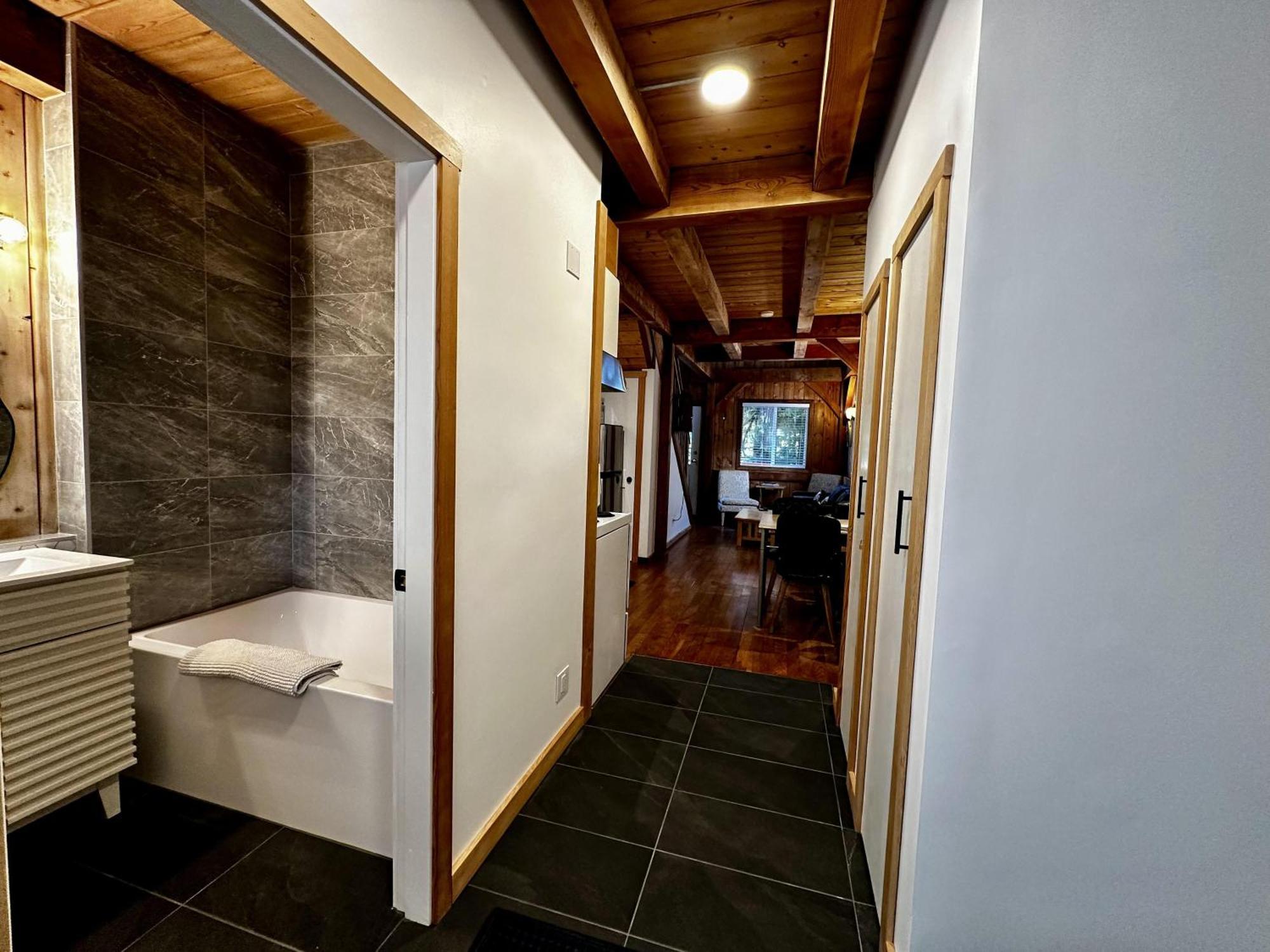 Waterfront Timber Frame Cottage! 尤克卢利特 外观 照片